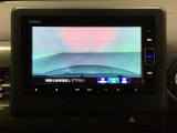 ギヤをR(バック)に入れるとナビの画面に後ろの映像が映るリアカメラ付です。後退時、コンディションが悪い視界でもカラーバックモニターがドライバーをサポートします。