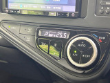【オートエアコン】一度お好みの温度に設定すれば、車内の温度を検知し風量や温度を自動で調整。暑い&hellip;寒い&hellip;と何度もスイッチ操作をする必要はありません。快適な車内空間には必須の機能ですね♪