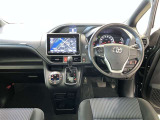 運転席周りのレイアウトをご覧ください。ナビゲーションが綺麗に装着されすっきり収まってますね!