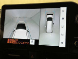 パノラミックビューモニターを装備。駐車場や交差点でクルマを真上から見るように周囲を確認できます。機能の詳細は販売店スタッフまでおたずねください。
