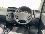 運転席まわりです。 各操作スイッチは使いやすい位置に配置されてます。