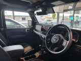 ステアリングを握ればJeepワールドが目の前に広がります。