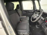 座面も厚みがあり背もたれも高く、広い足元にゆったり座れるシートです。運転席と助手席の間が空いている為、助手席側への移動がスムーズです。交通量の多い道でも助手席側から乗り降りができます。