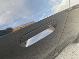 【デザインとの融合】BMWデザイナーが創り出したボディデザインを損なう事のない様に配置とデザインに拘っています。ドアノブについてもBMWの拘りに妥協はありません。