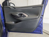 運転席ドア内張はご覧の通り。