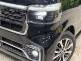 【LEDヘッドライト】悪天候や夜間走行時も良好な視界を確保し安心して運転できる高輝度LEDヘッドライトを装備!点灯速度が早く、消費電力も抑えられています。