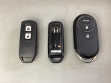スマートキーを装備しています。鍵を差し込むことなくドアロックの開け閉めと、スタートボタン操作でのエンジンスタートができます。加えて、純正リモコンエンジンスターター用の操作キーもついています。