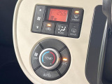 【オートエアコン】一度お好みの温度に設定すれば、車内の温度を検知し風量や温度を自動で調整。暑い&hellip;寒い&hellip;と何度もスイッチ操作をする必要はありません。快適な車内空間には必須の機能ですね♪