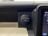 【アクセサリーソケット(電源ソケット)】電源からケーブルをつなげば、スマートフォンなどの電子機器の充電などを行うことができます!ゲーム機器や、カメラの充電にも便利ですね。