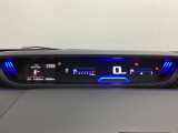 中央にデジタル表示のスピードメーターを配したメーターになっています。左側のインフォメーション画面で燃費などの情報を確認できます。