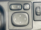 【電動格納ミラー】サイドミラーは電動格納式となっており、狭い駐車場でもキズがつくリスクを抑えられます。