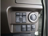 人気の【両側電動スライドドア】外から取っ手を引いたり、車種によってはボタンを押すだけでスライドドアの開閉が可能!鍵のボタンでも操作が出来て雨の日など少し離れたところからドアのかけ締め便利機能です!