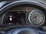 【メーターパネル】素早く車の情報が読み取れる、視認性に優れたシンプルなデザインのメーターパネルです。