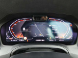 BMWヘッドアップディスプレイ:ドライバーが常に前方の道路状況に集中できるように装備され、現在の車速、ナビゲーション・システムによるルート案内の矢印表示などさまざまな情報をドライバーの視界内に表示します。