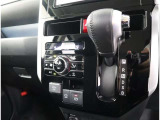 シフトパターンです。電気式のパーキングブレーキを採用してます。また車種・グレードによっては走行モードも変える事も!