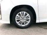16インチ純正アルミホイール。路面に近いホイール部分は特に目立ちますし、車のイメージも大きく変わりますよ!