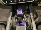 ハイブリッド専用セレクトレバーです。シフトチェンジを電子信号で送信するセレクトレバーを採用していますので、軽快でスマートな操作を楽しめます。