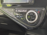 【オートエアコン】一度お好みの温度に設定すれば、車内の温度を検知し風量や温度を自動で調整。暑い&hellip;寒い&hellip;と何度もスイッチ操作をする必要はありません。快適な車内空間には必須の機能ですね♪