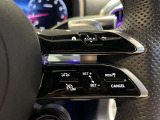 ステアリングボタンは、使いやすいデザインでございます。ステアリング付近のレバーや、ステアリングボタンで追従機能の操作も可能でございます。