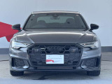 Audiの象徴であるシングルフレームグリルをよりワイドで低くシャープなデザインとすることでワイド&ローのフォルムを協調しています。