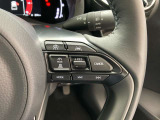 前方の車との車間を設定し、スピードを上げたり緩めたりを自動で行ってくれる追尾式の「レーダークルーズ」。上級装備の一つです!高級車にしかつかない嬉しい機能です。