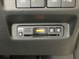 ハンドルの右下にETCがついています。高速道路の料金所の通過も楽々です!。カードの取り出しもしやすい場所についています。