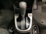 CVT車のセレクトレバーです。低速から高速まで、変速ショックのないスムーズな走りを実現するとともに、エンジン効率のよい領域を維持することで燃費にも貢献します。