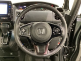 ハンドルにHondaセンシング系のクルーズコントロールやレーンキープアシストなどのスイッチと、オーディオの操作スイッチが装備されています。ハンドルから手を離さず安全に操作できます。