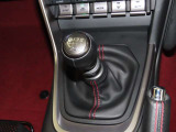 フロアシフトの6速MT車です。