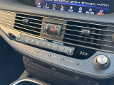 【左右独立温度コントロール式フルオートエアコン(DUAL/SYNC)】運転席側と助手席側でそれぞれ自由に温度設定ができ、快適な風量やモードなどを自動調整します。