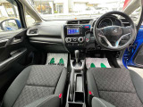インパネ廻りの写真です。フロアーCVTですので、運転がしやすいです。純正メモリーナビ付きですので、ドライブやご旅行にとても便利です。