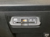 エアコンパネルの下にETCがついています。高速道路の料金所の通過も楽々です!。カードの取り出しもしやすい場所についています。