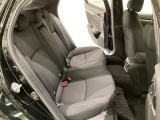 リアシートは足元も広く、長距離運転になってもゆったりとできるように、アームレストがついてます。