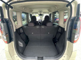 後席をスライドさせると、さらに大容量!