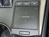手元でナビゲーションなどの操作を可能にする「リモートタッチ」は、運転姿勢の変化を抑制し、スムーズな操作が可能です。