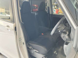 運転席まわりです。運転席からの視界が左右に広く隅々まではっきりと見渡せます!クルマの前端も把握しやすく安心して運転できます!