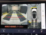 バックカメラの他に上から見下ろしたような画像が見れるアラウンド(全方位)モニター。前後左右を把握できる、すごい機能が装備されています!