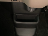 運転席足元には、電源ソケットや小物入れもついて便利です。