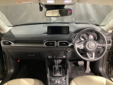 安全運転と情報操作を両立する運転席まわり。さまざまな情報を扱いながら正しい姿勢で安全に運転できることを追求したコックピット!