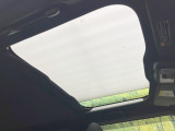 【ガラスルーフ】ガラスルーフ搭載で車内の解放感が一気にアップ!開放的なドライブをお楽しみいただけます。