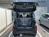 バックドアは大きく開きます。定員乗車時でも十分広いラゲッジスペースを確保しています