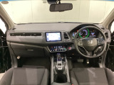 車内は光触媒抗菌消臭施工済です。スタイリッシュなデザインでスポーティなインパネ周りを演出します。グローブボックスやカップホルダーのほかにトレーなどたくさんの収納スペースが付いています。