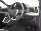 運転席の様子です。見通しの良いすっきりとした内装で、運転しやすい空間となっております!