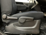 運転席シートリフターを装備しています★細かくドライビングポジションを設定できるので運転し易く、疲れにくいですね♪