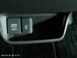 12V電源ソケットを設置しております。周辺機器の充電にご利用頂けます。便利なUSBジャックも付いています。