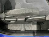 シートハイトアジャスターが付いているので運転姿勢を調整するのに便利ですね。身長に合ったシートポジションは安全運転や疲労軽減にもつながります。