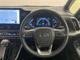 3本スポークステアリング!ステアリングスイッチ付!音量調整やメーター内インフォメーションの操作、全車速追従機能レーダークルーズコントロールの操作などが可能!