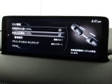 車線逸脱警報システムは、自車が車線から逸脱する可能性があることを知らせるシステムです。自車が車線から逸脱する可能性があると、警報と画面表示で運転者に危険を知らせます。