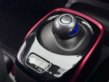 「e-POWER」ならではの先進的なデザインシフトノブ!直感的でスムーズな操作が可能です。レッド加飾が施されたセンターコンソールと相まって、スポーティな雰囲気を演出します。