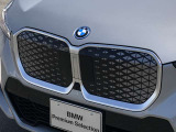 左右のキドニー・グリルの中心にはBMWのエンブレムが鎮座し、個性を放つデザイン性を兼ね備えました。